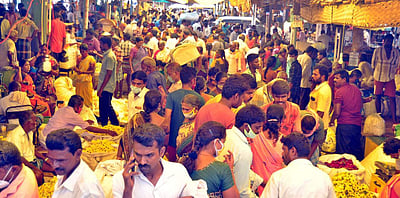 சேலம்: ஆயுத பூஜையையொட்டி  பூ மார்க்கெட்டில் அலைமோதிய கூட்டம்