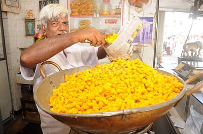 திருச்சி பெரிய கடை வீதியின் மூங்கில் கூடை பெரிய பூந்தி!