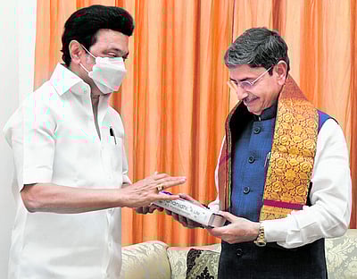 நீட் விலக்கு மசோதாவுக்கு ஒப்புதல்: ஆளுநரிடம் முதல்வா் வலியுறுத்தல்