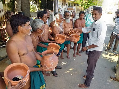 திருச்சி: 3ஆம் நாளாக விவசாயிகள் பிச்சை எடுக்கும் போராட்டம்