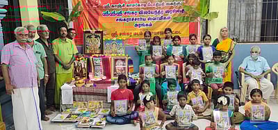 வாலாஜா ஸ்ரீசங்கர மடத்தில் நவராத்திரி விழா: மாணவர்களுக்கு சரஸ்வதி படம், எழுதுபொருள்கள் வழங்கி ஆசி