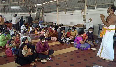 சரஸ்வதி பூஜை: சேலத்தில் ஆலயங்களில் வித்யாரம்பம் நிகழ்ச்சி