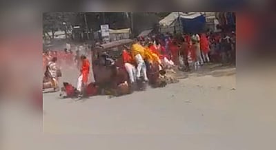 தசரா விழா ஊர்வலத்தில் புகுந்த கார்: ஒருவர் பலி: 16 பேர் படுகாயம்