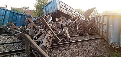 உ.பி. அருகே ரயிலின் 24 பெட்டிகள் தடம் புரண்டு விபத்து: ரயில் சேவை பாதிப்பு