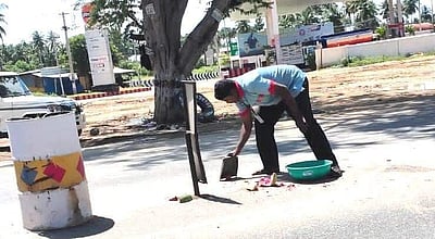 சங்ககிரி: சாலைகளில் உடைத்த பூசணிக்காய்களை அகற்றிய லாரி உரிமையாளர்கள் சங்கப் பணியாளர்கள்