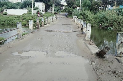 ஆபத்தான நிலையில் தரைப்பாலம்