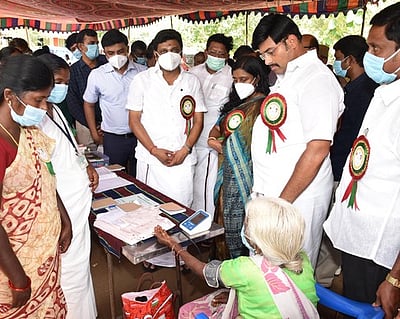 ஆா்.புதுப்பட்டியில் வருமுன் காப்போம் திட்ட முகாம்: அமைச்சா் மா.மதிவேந்தன் பங்கேற்பு