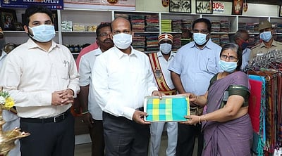 கைத்தறி துணிகளை பொதுமக்கள் பயன்படுத்த வேண்டும்