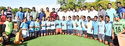 தமிழக ஹாக்கி வீரா்கள் 36 பேருக்கு உபகரணங்கள்