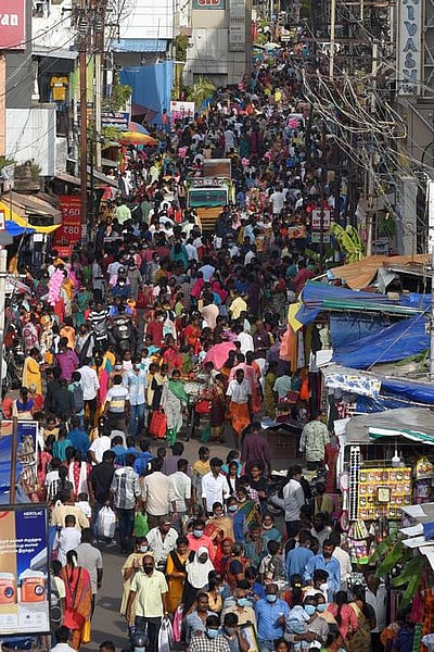 நெருங்கும் தீபாவளி: கடைவீதிகளில் கூட்டம்!