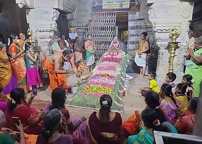 செண்பகவல்லி அம்மன் கோயிலில் புஷ்பாஞ்சலி