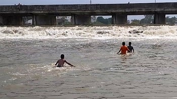 ஆபத்தை  உணராமல்  பாலாற்றில் குளிக்கும் சிறுவா்கள்