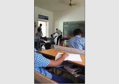 மாணவரைக் கடுமையாக தாக்கிய அரசுப் பள்ளி ஆசிரியா் சிறையில் அடைப்பு (விடியோ)