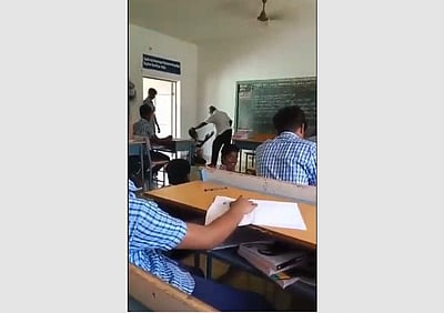 மாணவரைக் கடுமையாக தாக்கிய அரசுப் பள்ளி ஆசிரியா் சிறையில் அடைப்பு (விடியோ)