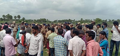 மானாமதுரையில் மருத்துவமனைக்குச் சொந்தமான நிலங்களை அளவீடு செய்யவிடாமல் கிராம மக்கள் போராட்டம்