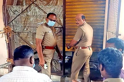 டாஸ்மாக் கடையின் பூட்டை உடைத்து திருட முயற்சி: ரூ.1.50 லட்சம் தப்பியது