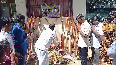 சிலம்பாட்ட மாணவா்கள் ஆயுத பூஜை வழிபாடு