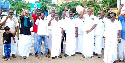 விவசாயிகள் படுகொலை: பிரதமா் உருவபொம்மை எரிப்பு; 17 போ் கைது