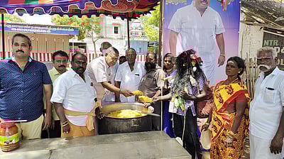 பரமன்குறிச்சியில் 5,000 பேருக்கு அன்னதானம்