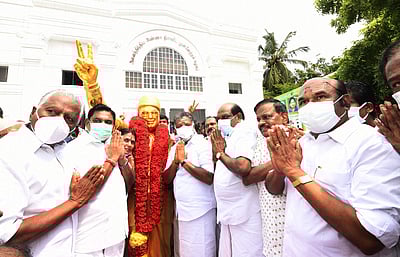 அதிமுக பொன்விழா: ஓபிஎஸ், ஈபிஎஸ் மரியாதை