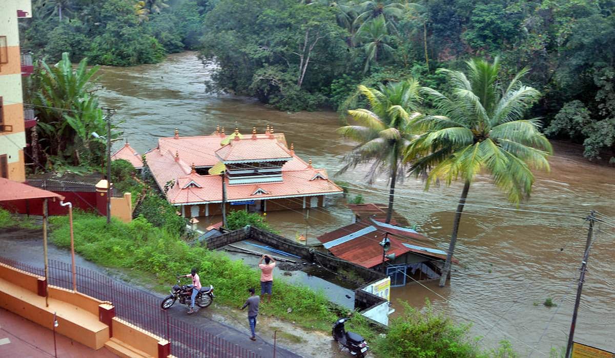 கேரளாவில் பெரும்பாலான மாவட்டங்களில் கடந்த சில தினங்களாக பலத்த மழை பெய்து வருவதால் சாலைகளில் மழை நீர் பெருக்கெடுத்து ஓடுகிறது.