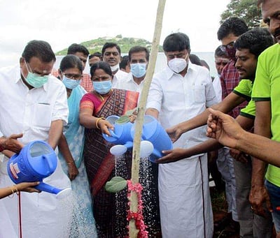 சிவன்மலையில் 5,100 மரக்கன்றுகள் நடும் பணி: அமைச்சர்கள் மு.பெ.சாமிநாதன், என்.கயல்விழி துவக்கி வைப்பு