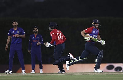 இங்கிலாந்துடனான பயிற்சி ஆட்டம்: இந்தியா பந்துவீச்சு