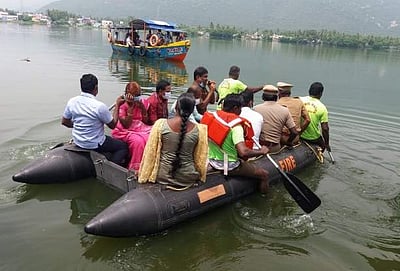 எடப்பாடி அருகே காவிரி ஆற்றில் பேரிடர் கால மீட்பு ஒத்திகை பயிற்சி 