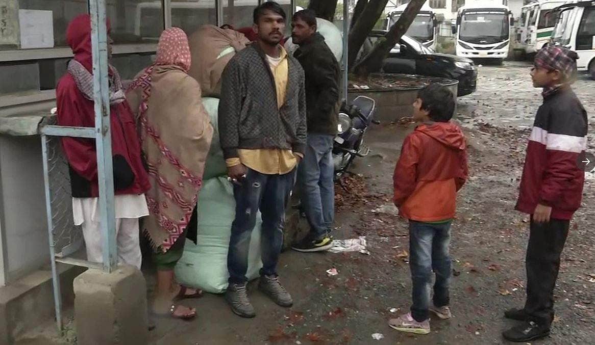 தீவிரவாதிகளின் தொடர் தாக்குதல்: ஜம்மு - காஷ்மீரைவிட்டு வெளியேறும் புலம்பெயர் தொழிலாளர்கள்