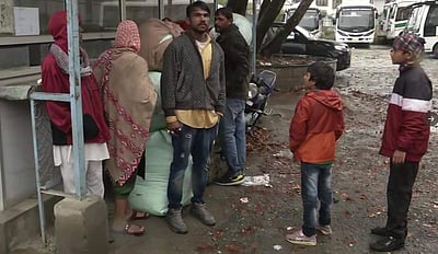 தீவிரவாதிகளின் தொடர் தாக்குதல்: ஜம்மு - காஷ்மீரைவிட்டு வெளியேறும் புலம்பெயர் தொழிலாளர்கள்