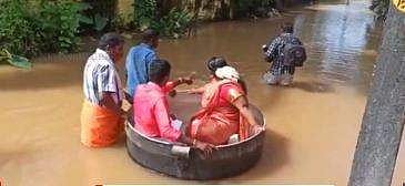 கேரளத்தில் வெள்ளம்: சமையல் பாத்திரத்தில் மிதந்து சென்று திருமணம் புரிந்த தம்பதி