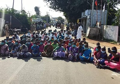 மன்னார்குடி அருகே ஊராட்சித் தலைவரைக் கண்டித்து கிராம மக்கள் சாலை மறியல்