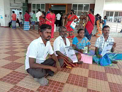 திருப்பூர்: மகன் கொலை வழக்கில் குற்றவாளிகளைக் கண்டுபிடிக்கக் கோரி பெற்றோர் ஆட்சியர் அலுவலகத்தில் மனு