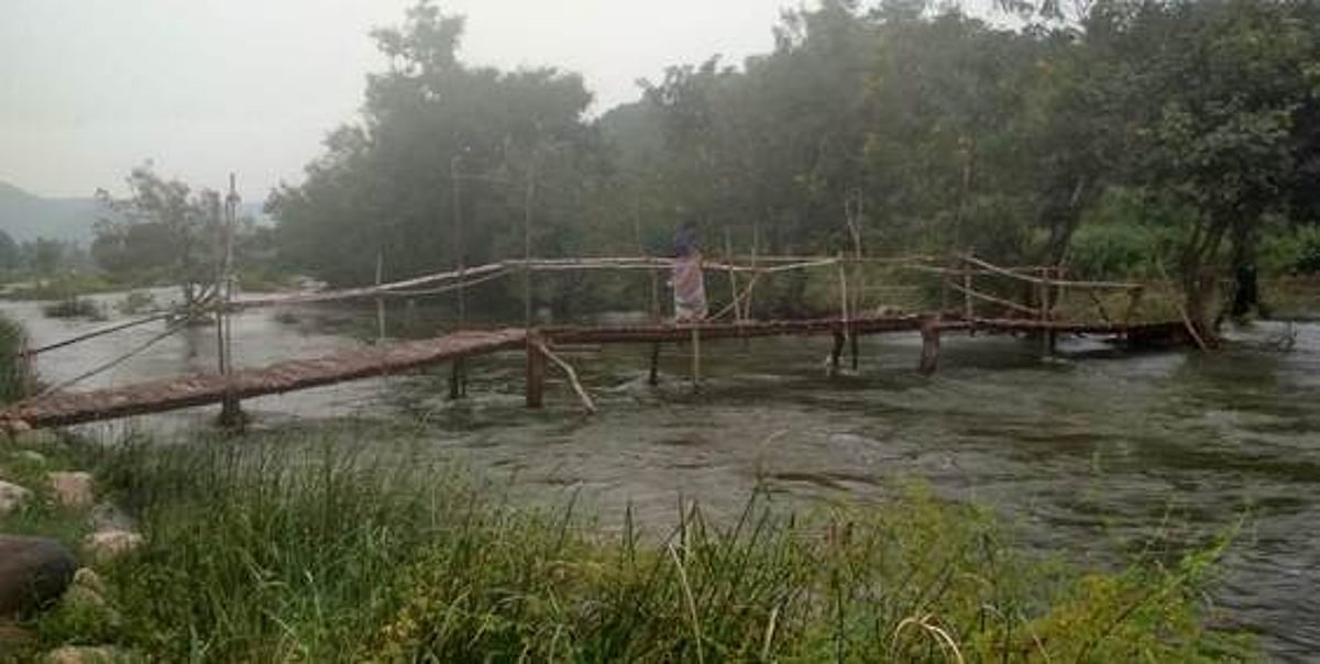 தீவுபோன்று துண்டிக்கப்பட்ட ராகிமானப்பல்லி, போடியப்பனூா் கிராமங்கள்: மோா்தானா கெளன்டண்யா ஆற்றின் குறுக்கே விரைந்து தரைப்பாலம் அமைக்க கோரிக்கை