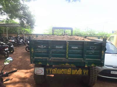 மானாமதுரை அருகே ஆற்றில் மணல் கடத்திய டிராக்டர் பறிமுதல்