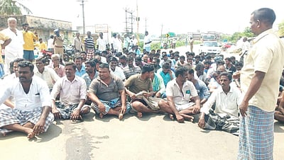 கோட்டைப்பட்டினம் மீனவர்கள் மீது இலங்கை கடற்படையினர் தாக்குதல்: மீனவர்கள் சாலை மறியல்