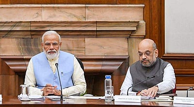 தீவிரவாதிகளின் தொடர் தாக்குதல்: பிரதமருடன் அமித்ஷா ஆலோசனை