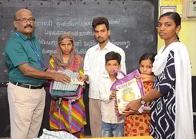 அரசுப் பள்ளியில் சேர்ந்த புலம் பெயர் தொழிலாளர் குழந்தைகளுக்கு தலா ரூ.1000