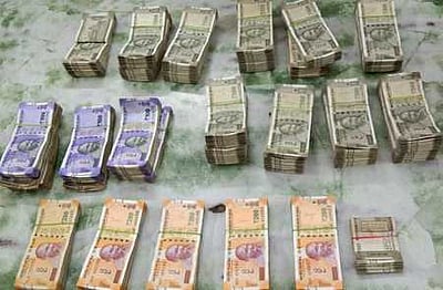 காரில் கொண்டு செல்லப்பட்ட ரூ.11 லட்சம் பறிமுதல்