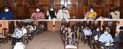 உதகையில் அரசுத் துறை அலுவலா்களுடன் வனத் துறை அமைச்சா் ஆய்வு