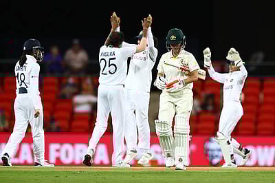 பகலிரவு டெஸ்ட் 3-ம் நாள்: 4 விக்கெட்டுகள் வீழ்த்தி இந்திய மகளிர் ஆதிக்கம்