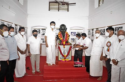 மதுரையில் காந்தியடிகள் சிலைக்கு முதல்வர் மு.க.ஸ்டாலின் மரியாதை