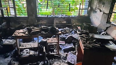 கும்மிடிப்பூண்டி வட்டாட்சியர் அலுவலகத்தில் தீ : ஆவணங்கள், கணிப்பொறிகள் எரிந்து நாசம்