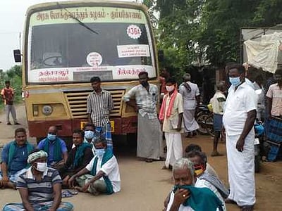 இணைய வழி கொள்முதலுக்கு எதிா்ப்பு: விவசாயிகள் மறியல்