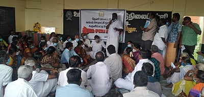 சுருளிப்பட்டி ஊராட்சியில் சமூக இடைவெளியின்றி கிராம சபைக் கூட்டம் 