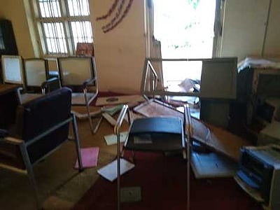 யானைகளால் எஸ்டேட் அலுவலகம், மேலாளா் குடியிருப்பு சேதம்