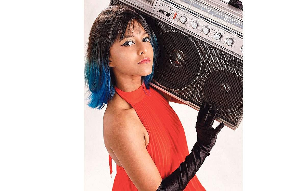 உலகைக் கவர்ந்த சிங்களத்து சின்னக் குயில் யோஹானி 