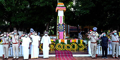 காவலா் வீரவணக்க நாள்: புதுவை முதல்வா், அமைச்சா் மரியாதை