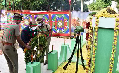 காவலா் வீரவணக்க நாள்: ஆட்சியா், எஸ்.பி. மரியாதை