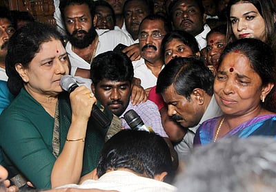 தென் மாவட்டங்களில் ஆதரவாளர்களை சந்திக்க சசிகலா திட்டம்: அதிமுகவினர் பாதுகாப்பு கோரி காவல்துறையில் மனு